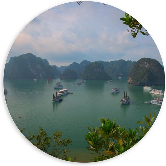 WallClassics - PVC Schuimplaat Muurcirkel - Veel Shepen in Ha Longbaai - Vietnam - 120x120 cm Foto op Muurcirkel (met ophangsysteem)