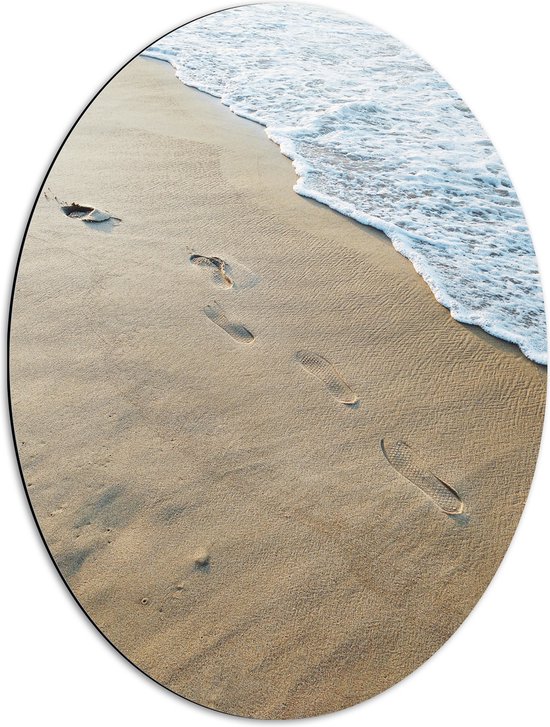 WallClassics - Dibond Ovaal - Voetstapjes in het Zand op Strand - 51x68 cm Foto op Ovaal (Met Ophangsysteem)