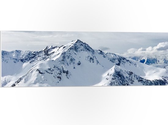 WallClassics - PVC Schuimplaat - Sneeuw op Hoge Bergen - 90x30 cm Foto op PVC Schuimplaat (Met Ophangsysteem)