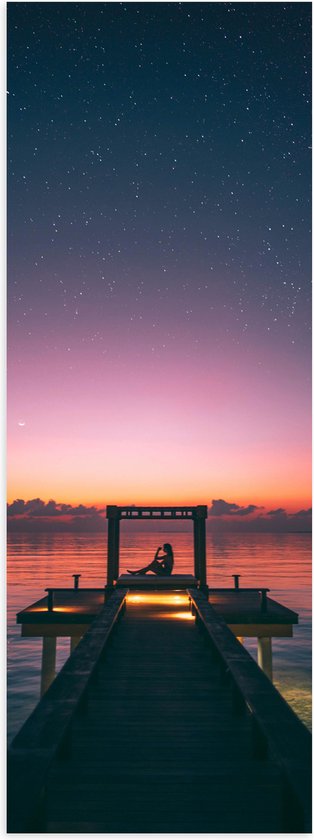 WallClassics - Poster brillant - Femme relaxante sous un ciel étoilé sur le pont - Photo 30x90 cm sur papier poster brillant