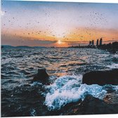 WallClassics - Acrylglas - Klotsende Golven tegen Rotsen bij Zonsondergang - 80x80 cm Foto op Acrylglas (Wanddecoratie op Acrylaat)