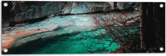 WallClassics - Tuinposter – Groen Water Langs de Rotswand - 90x30 cm Foto op Tuinposter  (wanddecoratie voor buiten en binnen)