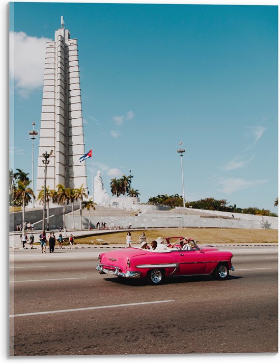 WallClassics - Acrylglas - Roze Cabrio in Stad - 30x40 cm Foto op Acrylglas (Met Ophangsysteem)