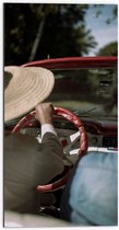 WallClassics - Dibond - Oud Koppel in Cabrio - 50x100 cm Foto op Aluminium (Met Ophangsysteem)