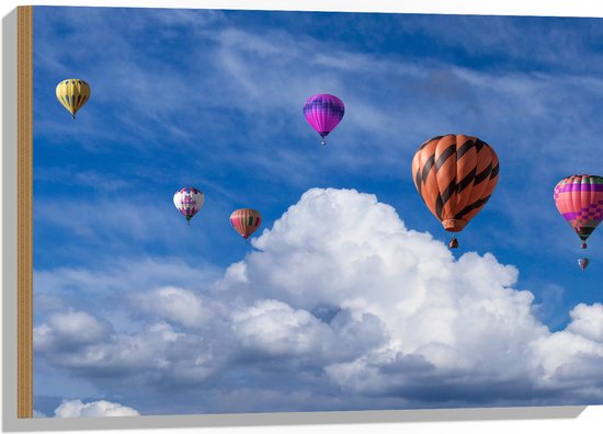 WallClassics - Hout - Gropeje Luchtballonnen bij Witte Wolken - 75x50 cm - 12 mm dik - Foto op Hout (Met Ophangsysteem)