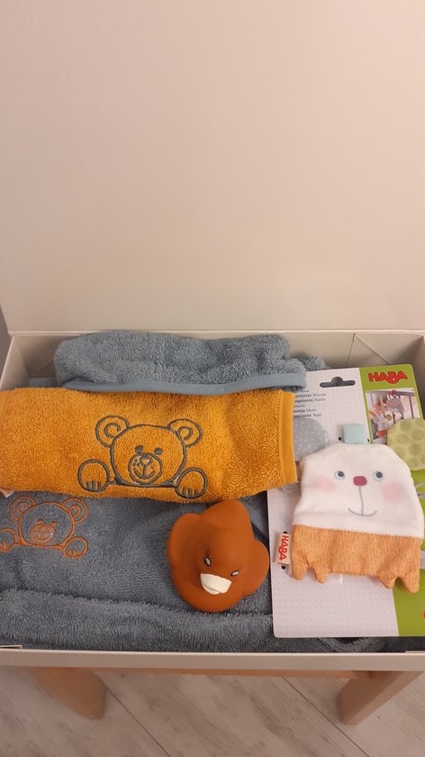 Geboortebox met badjas, bavetje, badeendje en knipserdoekje muis