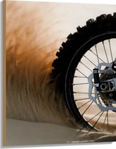 WallClassics - Hout - Wiel van Motorcrosser in het Zand - 75x100 cm - 12 mm dik - Foto op Hout (Met Ophangsysteem)