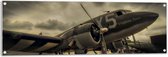 WallClassics - Tuinposter – Vliegtuig met Grauwe Wolken - 120x40 cm Foto op Tuinposter  (wanddecoratie voor buiten en binnen)