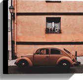 WallClassics - Canvas  - Oude Kever Auto bij Gebouw - 30x30 cm Foto op Canvas Schilderij (Wanddecoratie op Canvas)