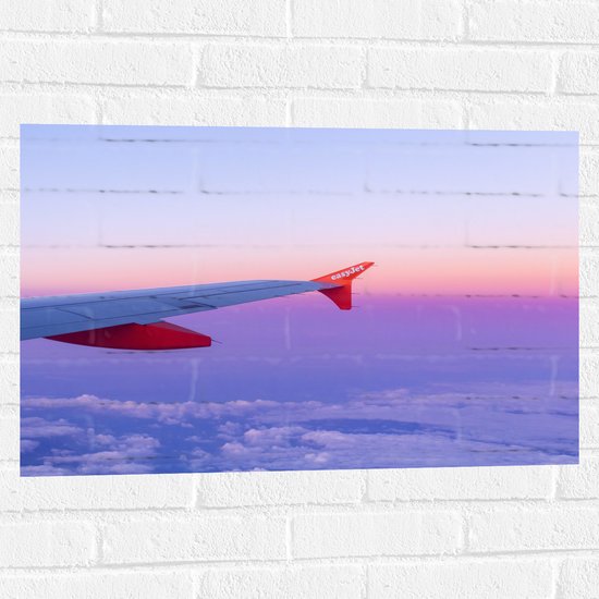 WallClassics - Muursticker - Rood/Witte Vliegtuigvleugel in Paarse Lucht - 75x50 cm Foto op Muursticker