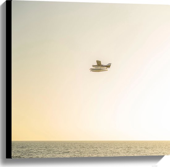 WallClassics - Canvas  - Klein Vliegtuig boven het Zeewater - 60x60 cm Foto op Canvas Schilderij (Wanddecoratie op Canvas)