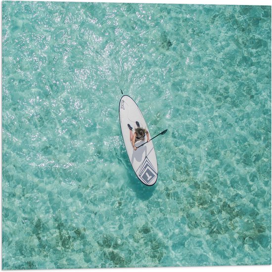 WallClassics - Vlag - Bovenaanzicht van Suppende Vrouw op Heldere Oceaan - 50x50 cm Foto op Polyester Vlag