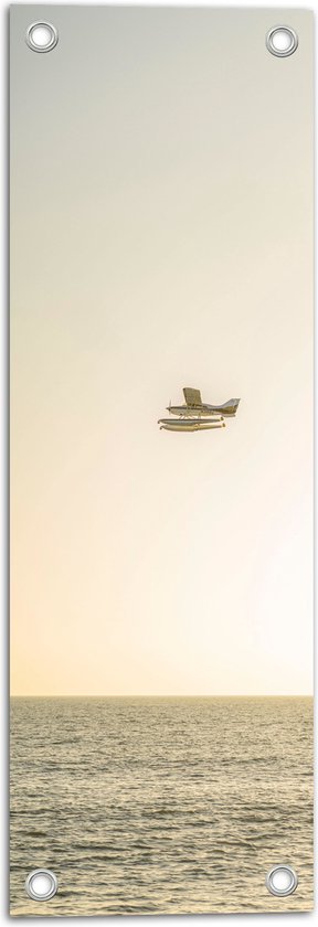 WallClassics - Tuinposter – Klein Vliegtuig boven het Zeewater - 20x60 cm Foto op Tuinposter  (wanddecoratie voor buiten en binnen)