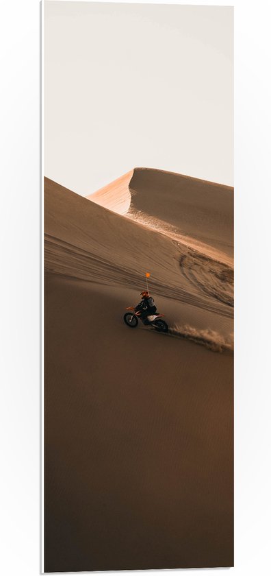 WallClassics - PVC Schuimplaat - Motorcrosser met Oranje Vlag op Berg in Woestijn - 30x90 cm Foto op PVC Schuimplaat (Met Ophangsysteem)