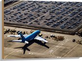 WallClassics - Hout - Blauw Vliegtuig op Vliegbasis - 80x60 cm - 12 mm dik - Foto op Hout (Met Ophangsysteem)