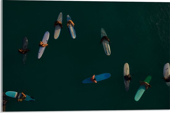 WallClassics - Acrylglas - Bovenaanzicht van Groep Surfers op Oceaan - 60x40 cm Foto op Acrylglas (Wanddecoratie op Acrylaat)