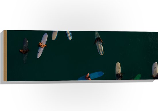 WallClassics - Hout - Bovenaanzicht van Groep Surfers op Oceaan - 90x30 cm - 12 mm dik - Foto op Hout (Met Ophangsysteem)
