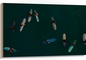 WallClassics - Hout - Bovenaanzicht van Groep Surfers op Oceaan - 105x70 cm - 12 mm dik - Foto op Hout (Met Ophangsysteem)