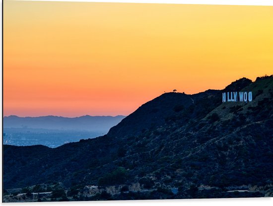 WallClassics - Dibond - Hollywood Sign met Zonsondergang - 80x60 cm Foto op Aluminium (Wanddecoratie van metaal)