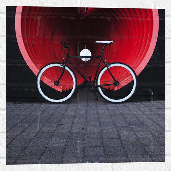 WallClassics - Muursticker - Wielrenfiets voor Tunnel geparkeerd - 50x50 cm Foto op Muursticker