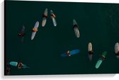 WallClassics - Canvas  - Bovenaanzicht van Groep Surfers op Oceaan - 90x60 cm Foto op Canvas Schilderij (Wanddecoratie op Canvas)