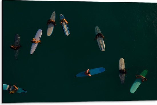 WallClassics - Dibond - Bovenaanzicht van Groep Surfers op Oceaan - 75x50 cm Foto op Aluminium (Wanddecoratie van metaal)