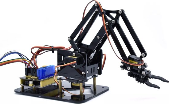 Zwarte 4DOF robotarm met grijper, gemonteerd op een zwart platform met printplaat en bedrading.