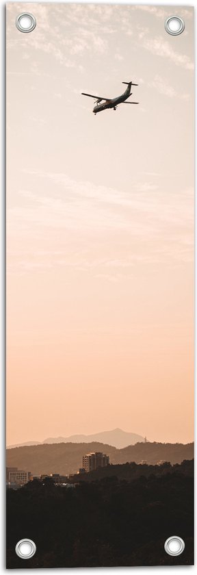 WallClassics - Tuinposter – Vliegtuig boven Bergjes - 20x60 cm Foto op Tuinposter  (wanddecoratie voor buiten en binnen)