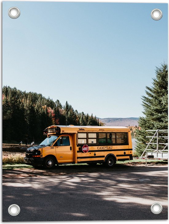 WallClassics - Tuinposter – Schoolbus bij Bomen en Water - 30x40 cm Foto op Tuinposter  (wanddecoratie voor buiten en binnen)