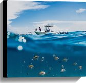 WallClassics - Canvas  - Scheiding van Water en Lucht - Vissen onder een Boot - 40x40 cm Foto op Canvas Schilderij (Wanddecoratie op Canvas)