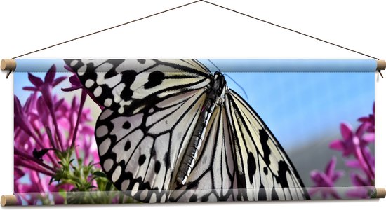 WallClassics - Textielposter - Zwart met Witte Vlinder op Roze Bloemen - 90x30 cm Foto op Textiel
