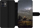 Bookcase Geschikt voor iPhone 12 Pro Max telefoonhoesje - Paard - Vrouw - Sterrenhemel - Met vakjes - Wallet case met magneetsluiting