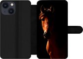 Bookcase Geschikt voor iPhone 13 Mini telefoonhoesje - Paard - Licht - Portret - Met vakjes - Wallet case met magneetsluiting