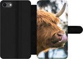Bookcase Geschikt voor iPhone 7 telefoonhoesje - Schotse Hooglander - Neus - Boom - Met vakjes - Wallet case met magneetsluiting