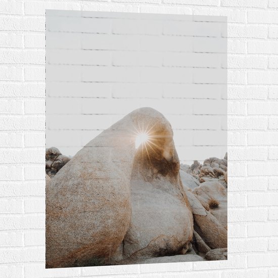 WallClassics - Muursticker - Zonnestralen door een Steen - 80x120 cm Foto op Muursticker