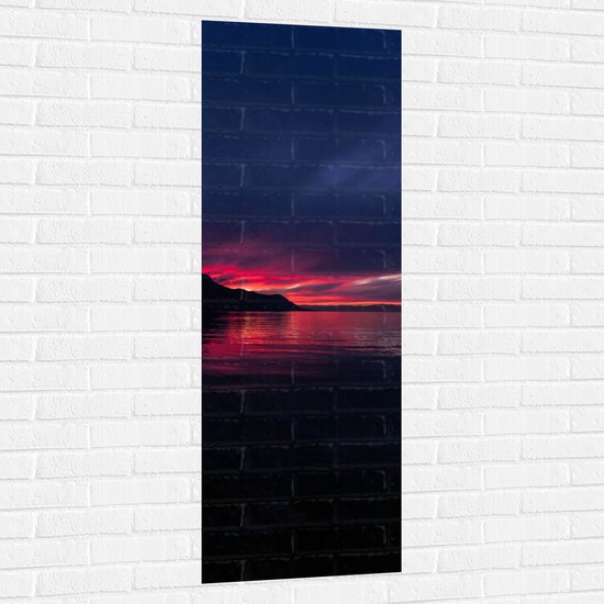 WallClassics - Muursticker - Het wordt Donker op het Water - 50x150 cm Foto op Muursticker