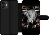 Bookcase Geschikt voor iPhone 11 telefoonhoesje - Schotse hooglander - Bloemen - Roze - Met vakjes - Wallet case met magneetsluiting