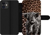 Bookcase Geschikt voor iPhone 12 Pro telefoonhoesje - Schotse hooglander - Panterprint - Zwart - Wit - Met vakjes - Wallet case met magneetsluiting