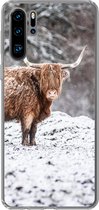 Geschikt voor Huawei P30 Pro hoesje - Schotse Hooglander - Boom - Sneeuw - Siliconen Telefoonhoesje