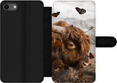 Bookcase Geschikt voor iPhone SE 2020 telefoonhoesje - Schotse hooglander - Vlinders - Planten - Met vakjes - Wallet case met magneetsluiting