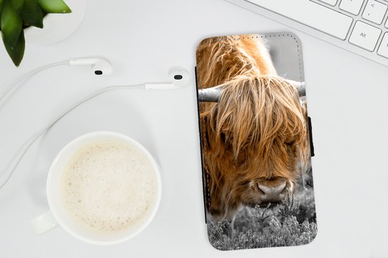Étui de téléphone Convient pour étui de téléphone iPhone 11 - Highlander écossais - Plantes - Zwart - Wit - Avec poches - Étui portefeuille avec fermeture magnétique