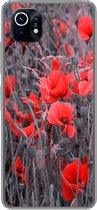 Geschikt voor Xiaomi Mi 11 hoesje - Rode Klaprozen in een zwart wit afbeelding - Siliconen Telefoonhoesje