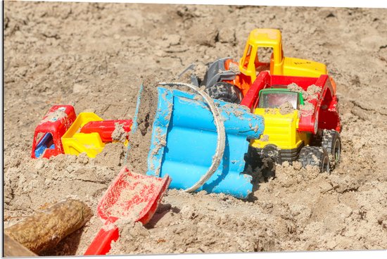 WallClassics - Dibond - Jouets dans le bac à sable - 90x60 cm Photo sur Aluminium (Décoration murale en métal)
