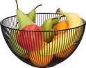 Zwarte metalen fruitschaal gevuld met diverse vruchten zoals appels, peren, sinaasappels en bananen.
