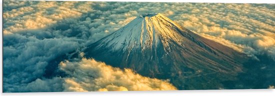 WallClassics - Dibond - Vulkaan boven Wolkenveld met Sneeuw - 120x40 cm Foto op Aluminium (Wanddecoratie van metaal)