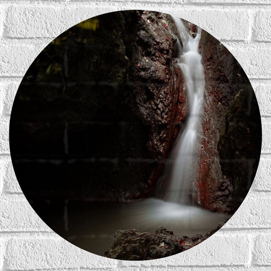 WallClassics - Muursticker Cirkel - Stromend Water naar Beneden - 50x50 cm Foto op Muursticker