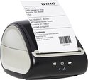 Zwarte DYMO LabelWriter 5XL labelprinter met een geprint verzendlabel eruit.