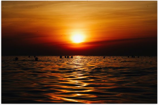 WallClassics - Poster (Mat) - Zwemmende Mensen in Zee bij Ondergaande Zon - 60x40 cm Foto op Posterpapier met een Matte look
