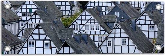 WallClassics - Tuinposter – Toppen van Kleine Huisjes in het Bruin-Wit - 60x20 cm Foto op Tuinposter  (wanddecoratie voor buiten en binnen)