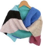 Gebreide sjaal met schuine strepen. Handgebreide omslagdoek, lange brede schouderdoek, trendy stola, gestreept patroon, roze, blauw, groen